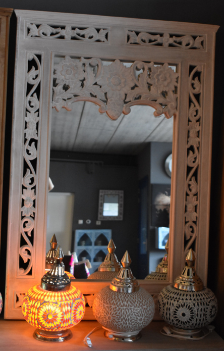 Oosterse spiegel met houtsnijwerk whitewash | Oosters interieur | Online | Outlet