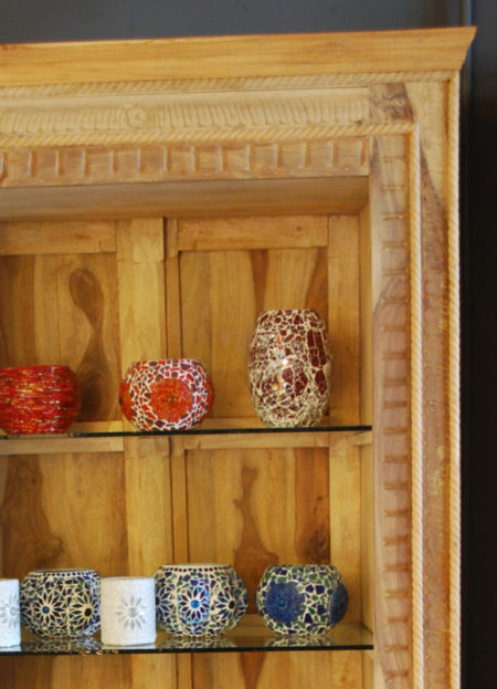 Oosterse kast | Vitrinekast | Hoge Oosterse kast | Massief Sheesam hout | Oosterse meubelen online | Beste prijzen | Massief houten kast | Naturel kleur | Donker hout | Kalini | Oosterse inrichting