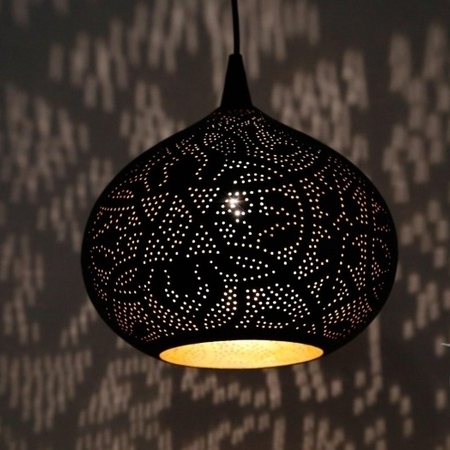 Oosterse hanglamp | Filigrain lamp | Oosterse lampen | Zwart met gouden binnenkant | Oosterse verlichting | eettafel lamp | Arabische lampen | Marokkaanse lamp