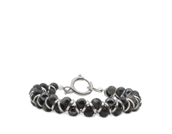 Prachtige armband met een mooie combinatie van zwart natuurstenen kraaltjes (6 mm), gecombineerd met verzilverde ringetjes.