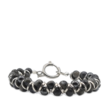Prachtige armband met een mooie combinatie van zwart natuurstenen kraaltjes (6 mm), gecombineerd met verzilverde ringetjes.